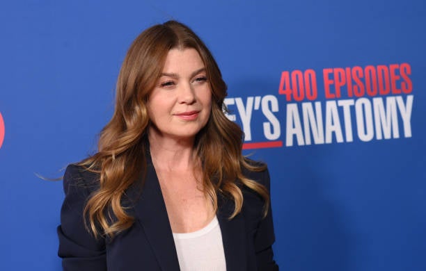 Picture of Grey's Anatomy star Ellen Pompeo with a blue background and letters that say 400 episodes Grey's Anatomy